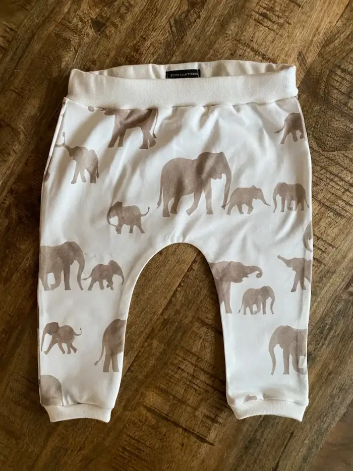 Broekje Olifant, maat 92 - handgemaakt door Stoftastisch Peize